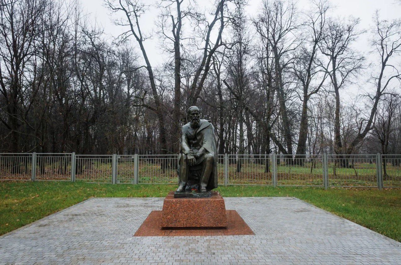Памятник Ф. М. Достоевскому в усадьбе-заповеднике “Даровое” / Егор Хлыстов